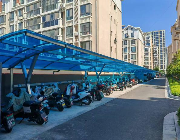 騰程物業(yè)公司增設電動車充電車棚，為居民安全“續(xù)航”
