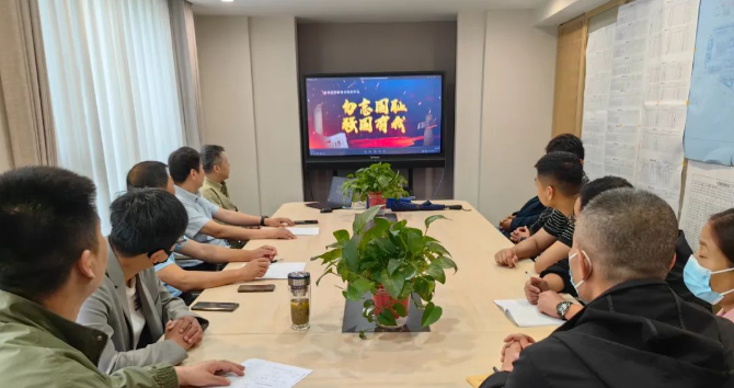 信華集團(tuán)中房開發(fā)公司開展“國防教育進(jìn)工地”活動(dòng)