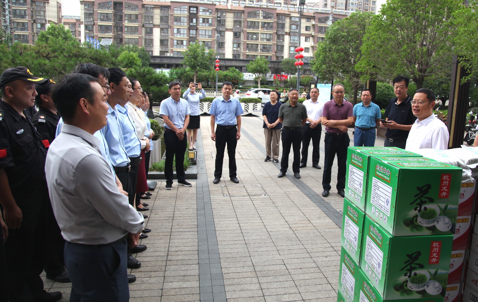 信華集團(tuán)開展“夏送清涼,慰問一線職工”活動(dòng)