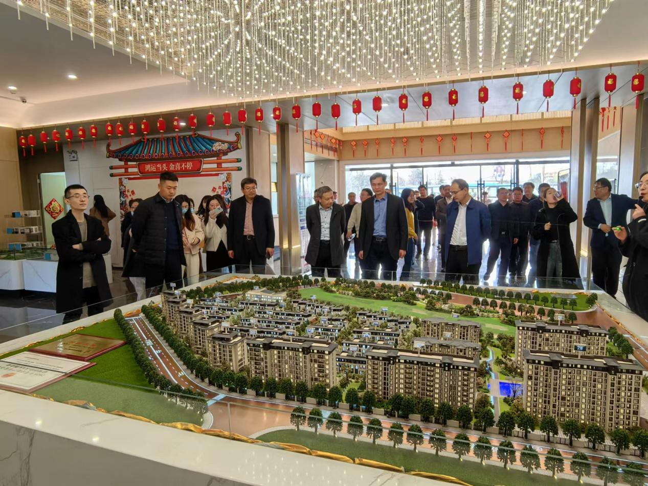 棗莊市自然資源和規(guī)劃局調(diào)研組一行蒞臨中房九里庭院項目調(diào)研觀摩