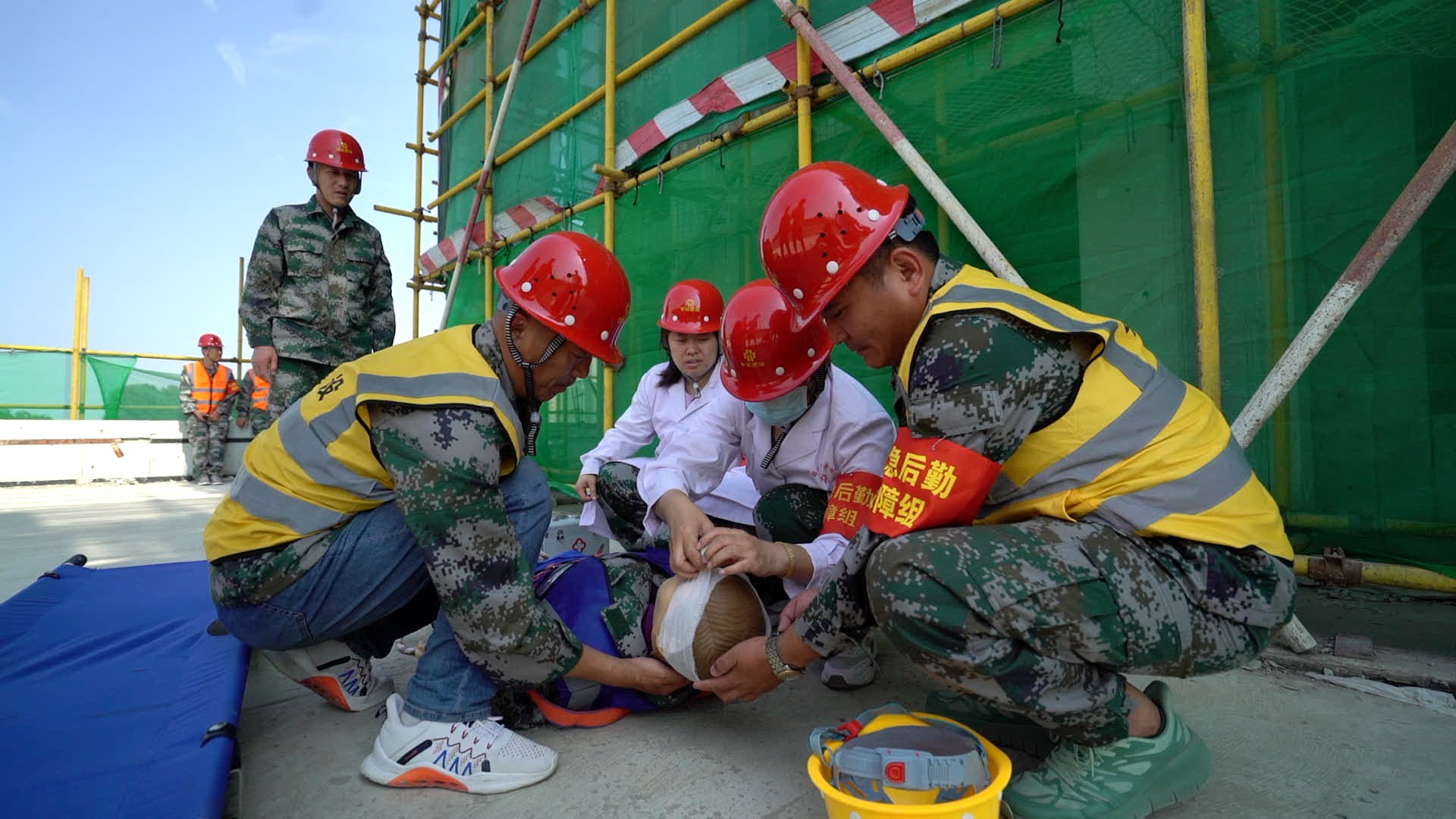 【安全至上，以演筑防】中遠(yuǎn)公司開(kāi)展高處墜落應(yīng)急救援演練